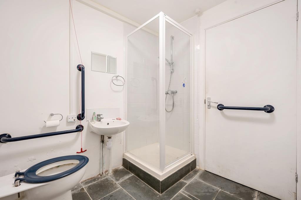 Lot: 34 - GROUND FLOOR PREMISES IN SOUGHT AFTER LOCATION - Shower room with W.C.